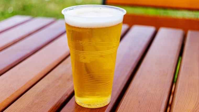 Britanci neće da piju pivo iz plastičnih čaša – traže zabranu