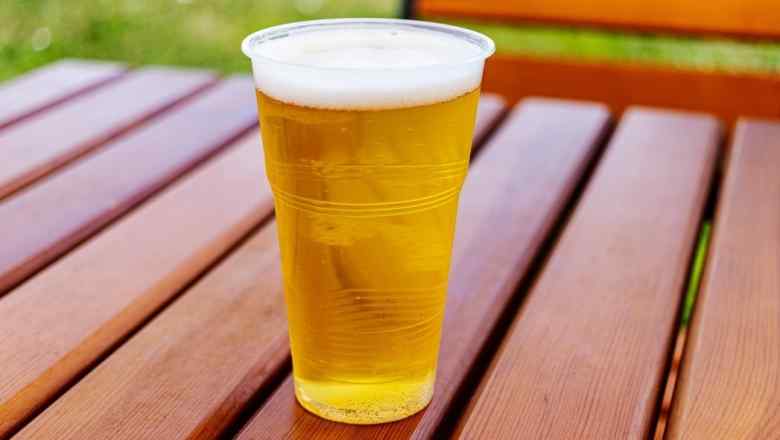 Britanci neće da piju pivo iz plastičnih čaša – traže zabranu