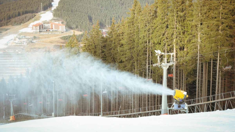 Šta će biti sa ski centrima zbog manjka snega – Industrija neće propasti, ali neka skijališta će se ugasiti