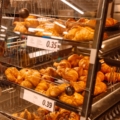 Britanski Lidl pokreće projekat u kom volonteri dele viškove hrane siromašnima